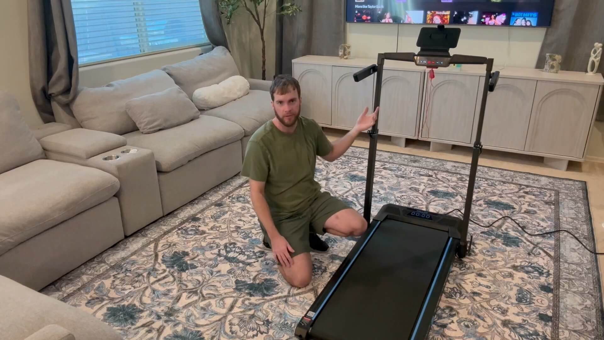 Laufband in Originalgröße mit automatischer Steigung, das in jeden Raum passt