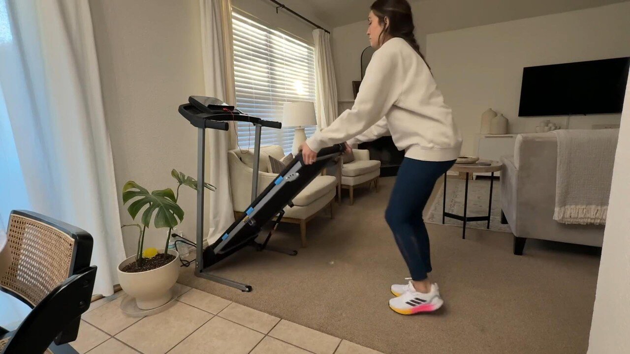 Kompaktes klappbares Laufband für kleine Räume
