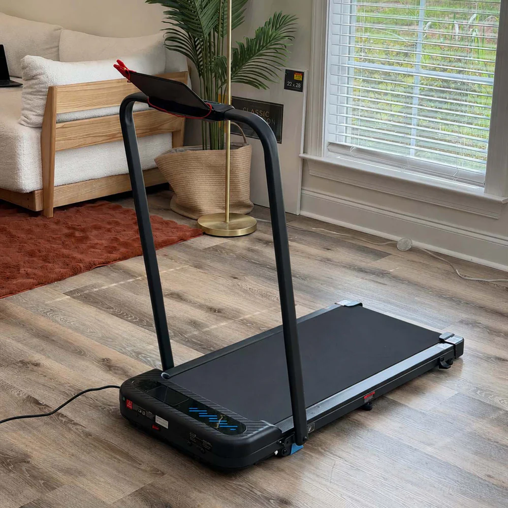 TM037 faltbares Laufband mit Steigung für Zuhause, schlichtes modernes Design passt nahtlos in helle, minimalistische Wohnräume — stilvolles Training für jedes Zuhause.
